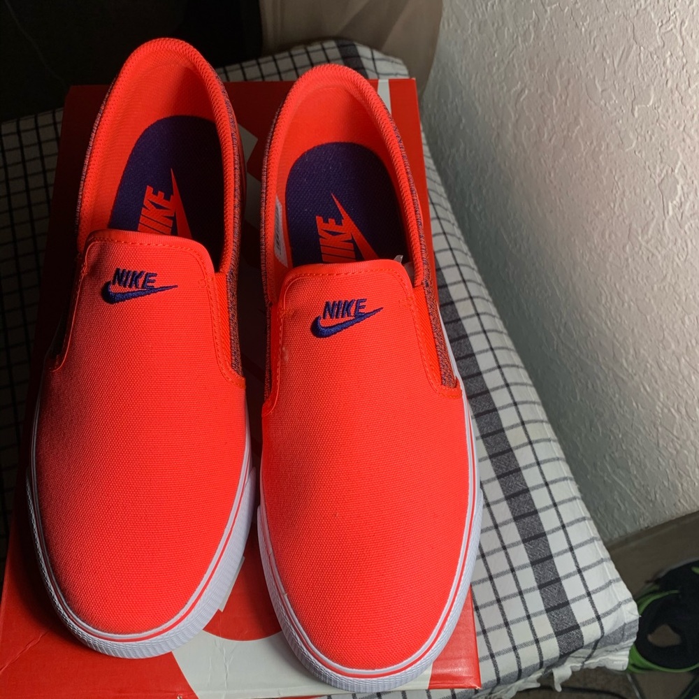 women’s Nike Toki Slip Size 9